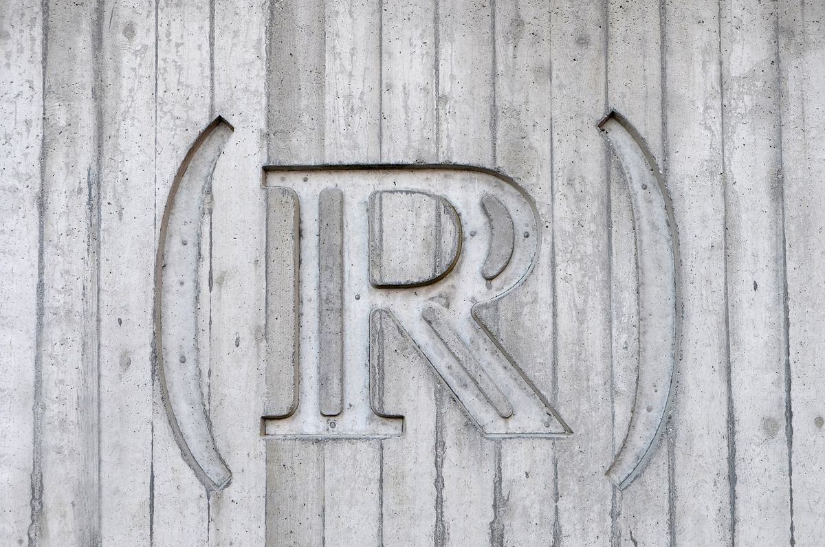 The letter "R"